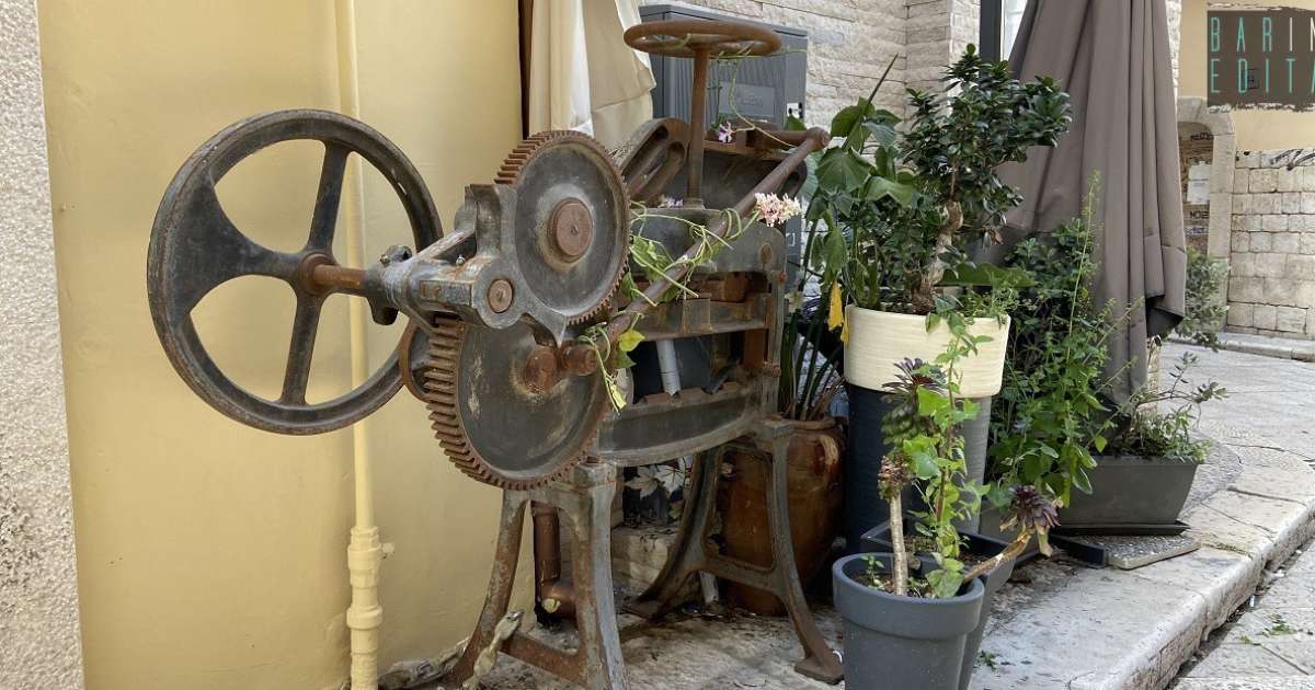 Quel misterioso e antico oggetto che riposa a Bari Vecchia: �� una piegatrice per carta�